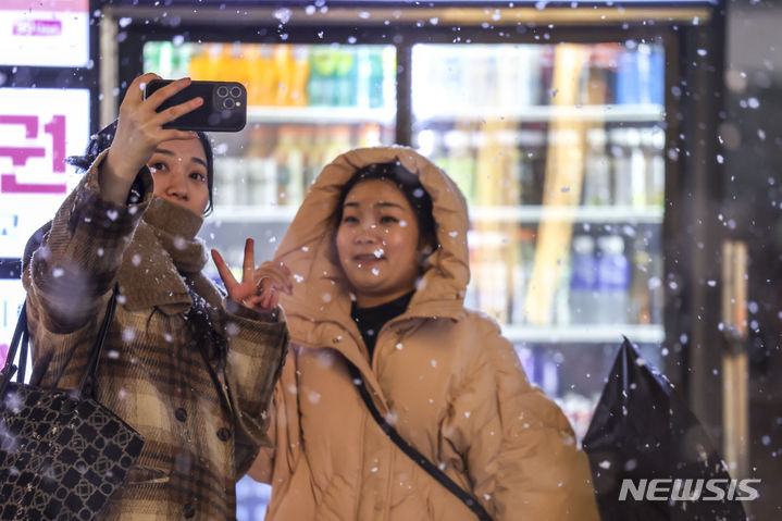 [서울=뉴시스] 정병혁 기자 = 6일 오후 서울 중구 명동거리에 함박눈이 내리고 있다. 2024.01.06. jhope@newsis.com