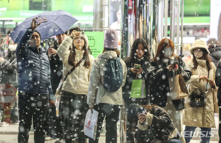 [서울=뉴시스] 정병혁 기자 = 6일 오후 서울 중구 명동거리에 함박눈이 내리고 있다. 2024.01.06. jhope@newsis.com