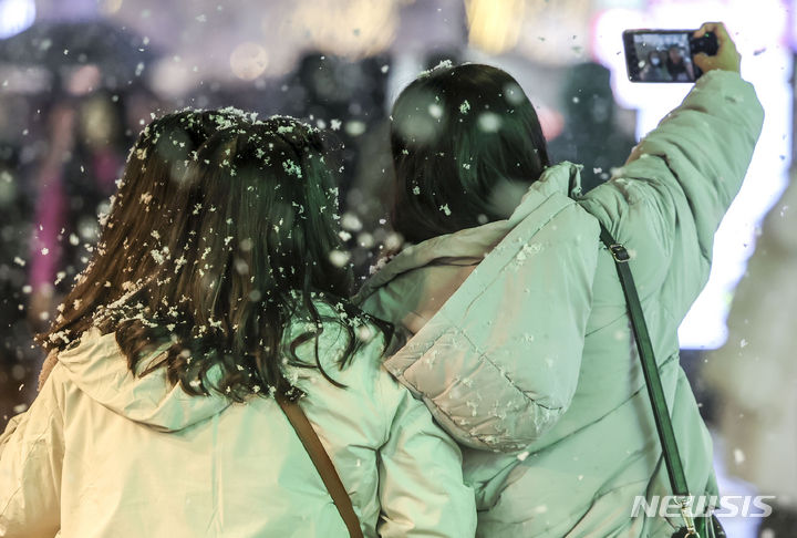 [서울=뉴시스] 정병혁 기자 = 6일 오후 서울 중구 명동거리에 함박눈이 내리고 있다. 2024.01.06. jhope@newsis.com