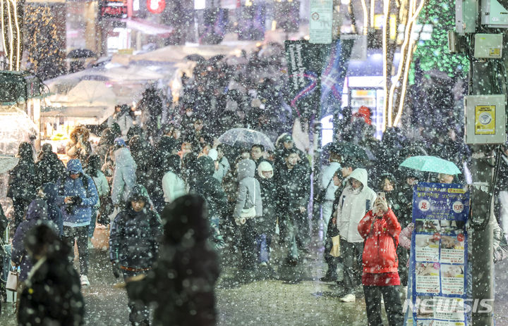 [서울=뉴시스] 정병혁 기자 = 지난 6일 오후 서울 중구 명동거리에 함박눈이 내리고 있다. 2024.01.06. jhope@newsis.com