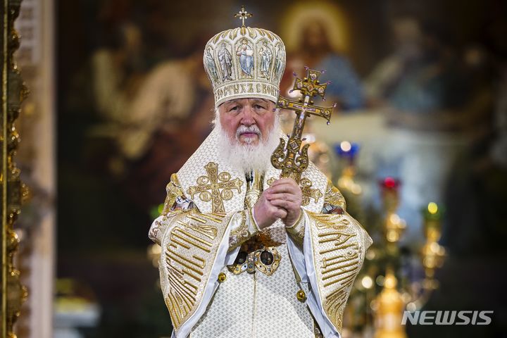 [모스크바=AP/뉴시스] 키릴 러시아정교회 총대주교가 7일(현지시간) 수도 모스크바의 구세주 그리스도 대성당에서 성탄절 예배를 하고 있다. 2024.01.08.