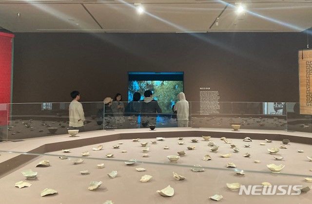 [창원=뉴시스]홍정명 기자=오는 2월 25일까지 전시하는 경남도립미술관 기획전시 '무수히 안녕'.(사진=경남도립미술관 제공) 2024.01.07. photo@newsis.com