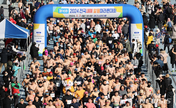 [대구=뉴시스] 이무열 기자 = 7일 대구 수성구 대구스타디움 일원에서 열린 ‘2024 전국 새해 알몸 마라톤대회’ 참가자들이 추위도 잊은 채 힘차게 출발하고 있다. 2024.01.07. lmy@newsis.com