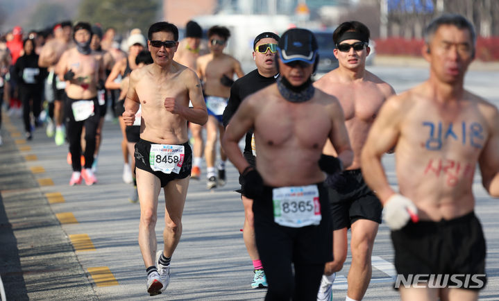 [대구=뉴시스] 이무열 기자 = 7일 대구 수성구 대구스타디움에서 열린 ‘2024 전국 새해 알몸 마라톤 대회’ 참가자들이 추위도 잊은 채 힘차게 달리고 있다. 2024.01.17. lmy@newsis.com