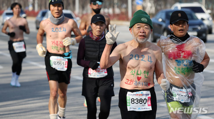 [대구=뉴시스] 이무열 기자 = 7일 대구 수성구 대구스타디움에서 열린 ‘2024 전국 새해 알몸 마라톤 대회’ 참가자들이 추위도 잊은 채 힘차게 달리고 있다. 2024.01.17. lmy@newsis.com