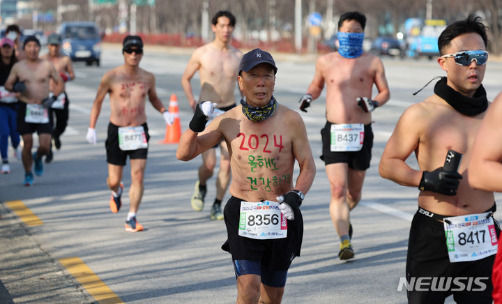 [대구=뉴시스] 이무열 기자 = 7일 대구 수성구 대구스타디움에서 열린 ‘2024 전국 새해 알몸 마라톤 대회’ 참가자들이 추위도 잊은 채 힘차게 달리고 있다. 2024.01.17. lmy@newsis.com