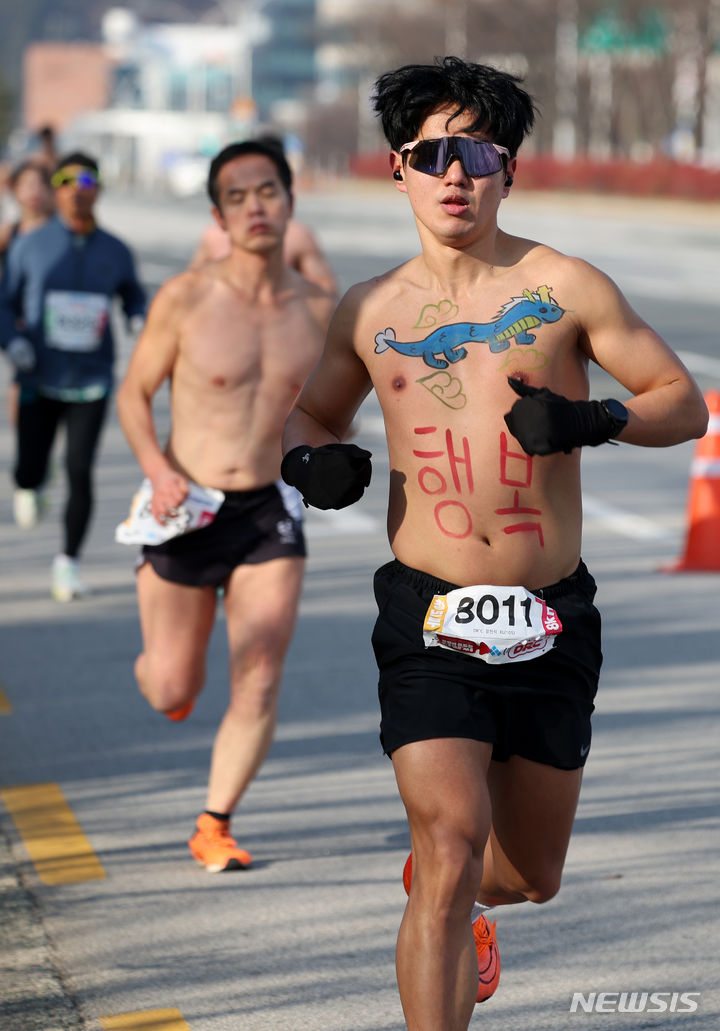 [대구=뉴시스] 이무열 기자 = 7일 대구 수성구 대구스타디움에서 열린 ‘2024 전국 새해 알몸 마라톤 대회’ 참가자들이 추위도 잊은 채 힘차게 달리고 있다. 2024.01.17. lmy@newsis.com