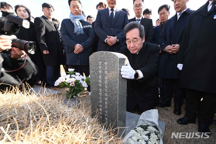 [광주=뉴시스] 이영주 기자 = 이낙연 더불어민주당 전 대표가 7일 오전 광주 북구 운정동 국립5·18민주묘지 내 무명열사 묘소를 찾아 참배하고 있다. 2024.01.07. leeyj2578@newsis.com