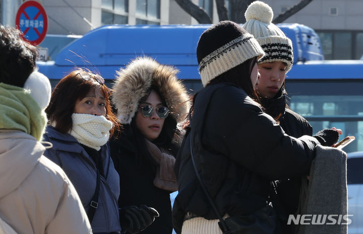 [서울=뉴시스] 김명원 기자 = 새해 첫 주말인 지난 7일 서울 종로구 경복궁 주변에서 바람불며 추운날씨에 관광객들이 추위를 견디며 이동하고 있다. 2024.01.07. kmx1105@newsis.com