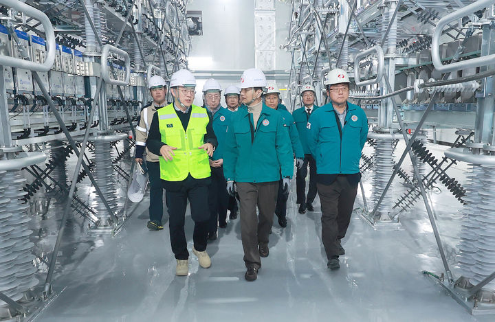 [서울=뉴시스] 안덕근 산업통상자원부 장관이 7일 경기도 북부에 소재한 양주 변전소(345kV)를 방문(사진=산업통상자원부 제공) 2024.01.07. photo@newsis.com *재판매 및 DB 금지
