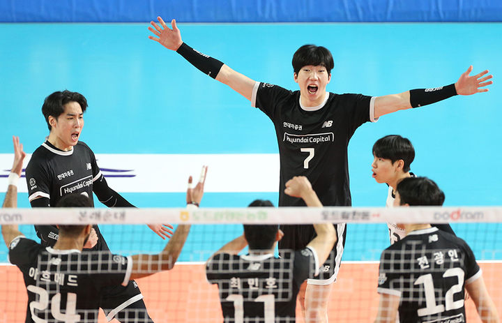 [서울=뉴시스] 7일 대전 충무체육관에서 열린 23-24시즌 도드람 v-리그 현대캐피탈 VS 삼성화재 경기. 현대캐피탈 선수들이 기뻐하고 있다. (사진=현대캐피탈 배구단 제공) 2024.01.07. photo@newsis.com *재판매 및 DB 금지