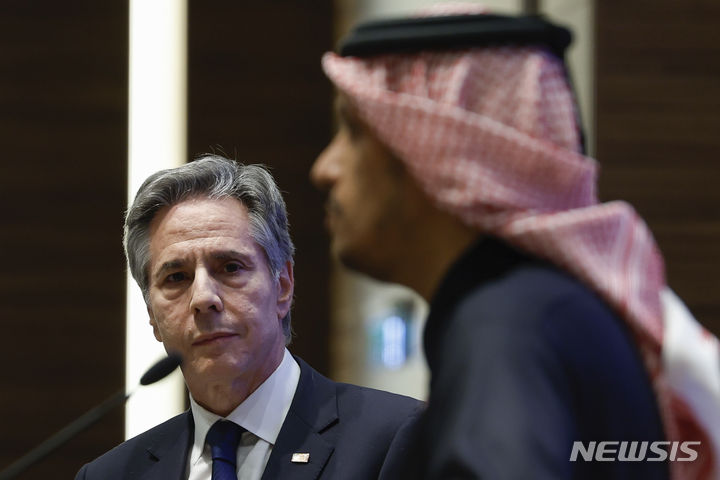 [도하=AP/뉴시스]모하메드 빈 압둘라흐만 알 사니 카타르 총리 겸 외교장관은 지난 2일 레바논 수도 베이루트 외곽에서 벌어진 하마스 3인자 피격 사망이 이스라엘과 하마스 간 휴전 중재 노력에 영향을 미쳤다고 밝혔다. 7일(현지시간) 모하메드 빈 압둘라흐만 알 사니 카타르 총리 겸 외교장관(오른쪽)과 토니 블링컨 미 국무부 장관이 공동기자회견을 하고 있다. 2024.01.08