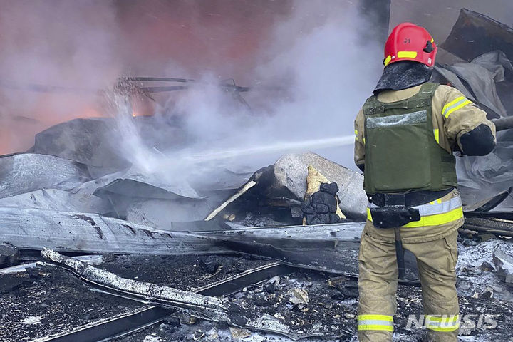 [키이우 (우크라이나)=AP/뉴시스] 우크라이나 정부의 비상대책본부가 공개한 1월 8일 러시아의 키이우 미사일 공격 현장 사진.&nbsp; 소방대가 시내의 화재를 진화하고 있다. 2023.01.11. 