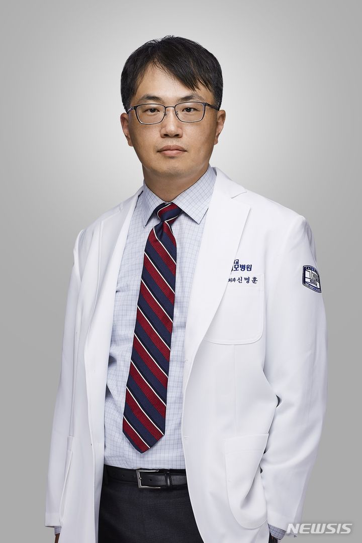 [인천=뉴시스] 신명훈 가톨릭대학교 인천성모병원 뇌병원 신경외과 교수. (사진=인천성모병원 제공)