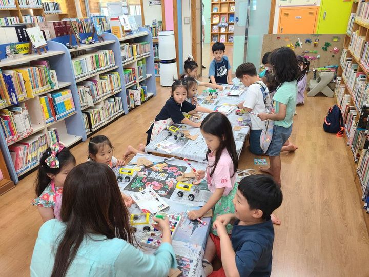 [대구=뉴시스] 대구 동구 동촌역사작은도서관에 파견된 순회사서. (사진=대구동구문화재단 제공) 2024.01.08. photo@newsis.com *재판매 및 DB 금지