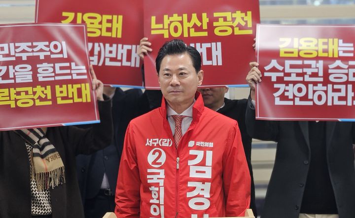 [대전=뉴시스] 조명휘 기자 = 김경석 국민의힘 대전 서구갑 국회의원 예비후보가 8일 대전시의회 기자실에서 김용태 전 국회의원의 전략공천설을 거론하며 반대 주장을 펴고 있다. 2024.01.08. photo@newsis.com *재판매 및 DB 금지