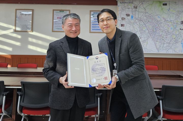 [수원=뉴시스] 수원교육지원청 임성민 주무관 수상. (사진=수원교육지원청 제공) 2024.1.8. photo@newsis.com *재판매 및 DB 금지