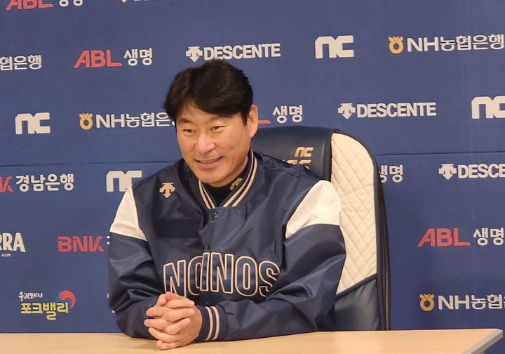 [창원=뉴시스] 김희준 기자 = 강인권 NC 다이노스 감독이 8일 창원 NC파크에서 2024년 포부를 밝히고 있다. 2024.01.08jinxijun@newsis.com