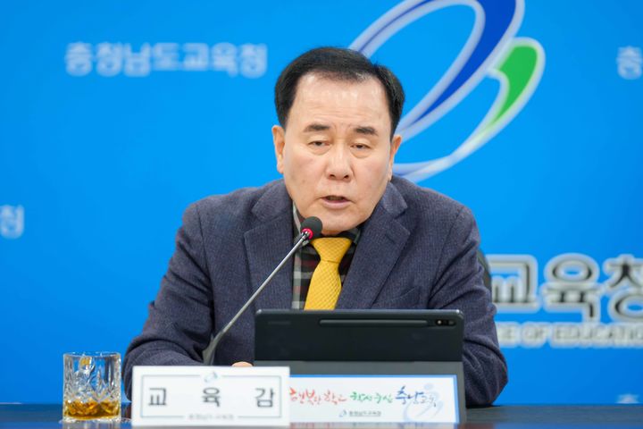 [홍성=뉴시스] 김지철 충남교육감이 주간업무회의를 주관하는 모습. *재판매 및 DB 금지