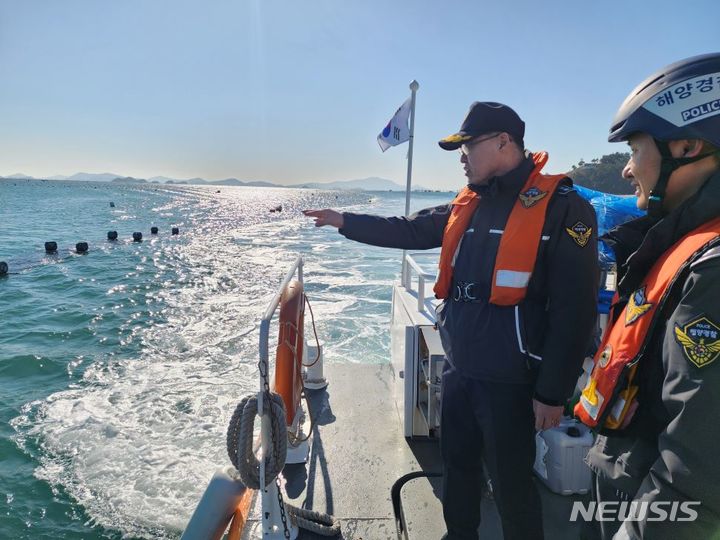 [광주=뉴시스] 김혜인 기자 = 이영호 완도해양경찰서장이 6일 오전 전남 장흥 지역 해역을 찾아 치안 점검을 하고 있다. 2024.01.08. (사진=완도해경 제공) photo@newsis.com