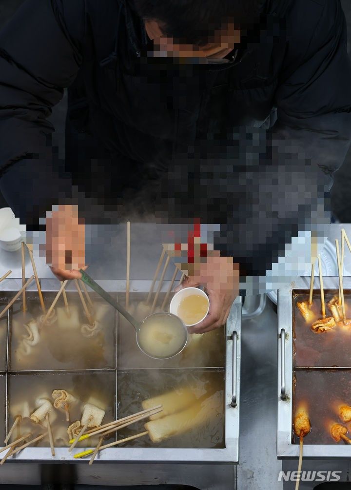 [대구=뉴시스] 이무열 기자 = 기온이 뚝 떨어져 추운 날씨를 보인 지난해 11월 29일 대구 중구 서문시장에서 한 시민이 어묵 국물을 먹으며 추위를 녹이고 있다. (해당 사진은 기사와 직접 관련이 없습니다.) 2023.11.29. lmy@newsis.com *재판매 및 DB 금지