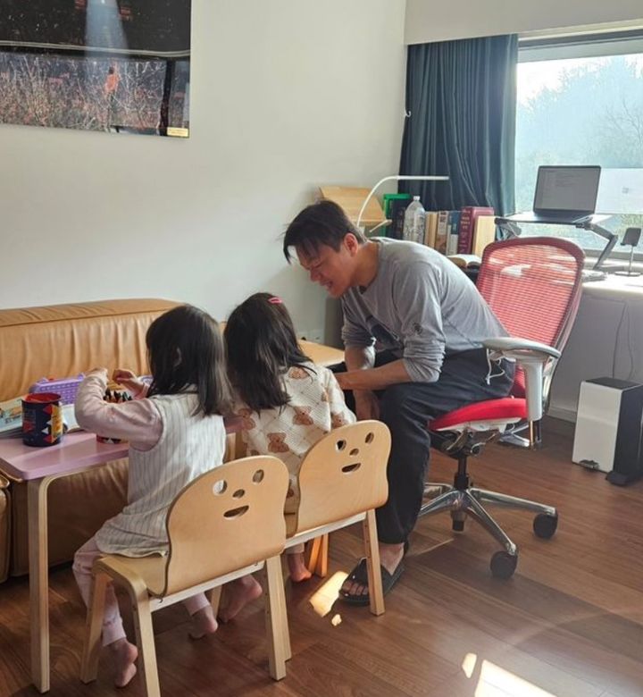 [서울=뉴시스] 가수 겸 프로듀서 박진영이 두 딸과의 일상을 공개했다. (사진=박진영 인스타그램 캡처) 2024.01.08. photo@newsis.com  *재판매 및 DB 금지