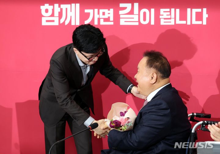 [서울=뉴시스] 조성봉 기자 = 한동훈 국민의힘 비상대책위원장이 8일 오전 서울 여의도 국회에서 열린 비대위 회의에서 이상민 무소속 의원에게 국민의힘 입당을 축하하며 꽃다발을 전달하고 있다. 2024.01.08. suncho21@newsis.com