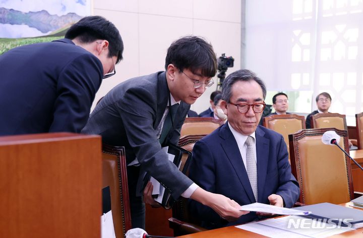 [서울=뉴시스] 이영환 기자 = 조태열 외교부 장관 후보자가 8일 오전 서울 여의도 국회에서 열린 인사청문회에 참석해 관계자로부터 자료를 전달받고 있다. 2024.01.08. 20hwan@newsis.com