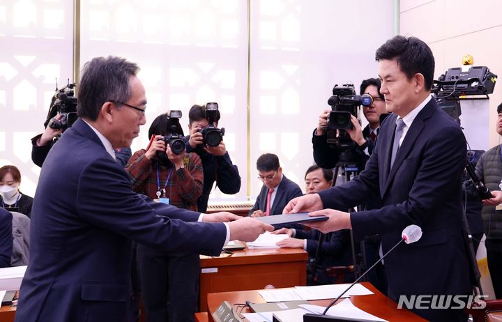 [서울=뉴시스] 이영환 기자 = 조태열 외교부 장관 후보자가 8일 오전 서울 여의도 국회에서 열린 인사청문회에 참석해 선서를 마친 후 김태호 위원장에게 선서문을 제출하고 있다. 2024.01.08. 20hwan@newsis.com