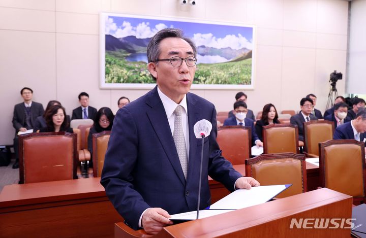 [서울=뉴시스] 이영환 기자 = 조태열 외교부 장관 후보자가 8일 오전 서울 여의도 국회에서 열린 인사청문회에 참석해 선서를 하고 있다. 2024.01.08. 20hwan@newsis.com