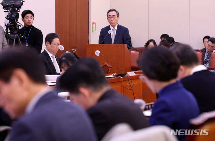 [서울=뉴시스] 이영환 기자 = 조태열 외교부 장관 후보자가 8일 오전 서울 여의도 국회에서 열린 인사청문회에 참석해 인사말을 하고 있다. 2024.01.08. 20hwan@newsis.com