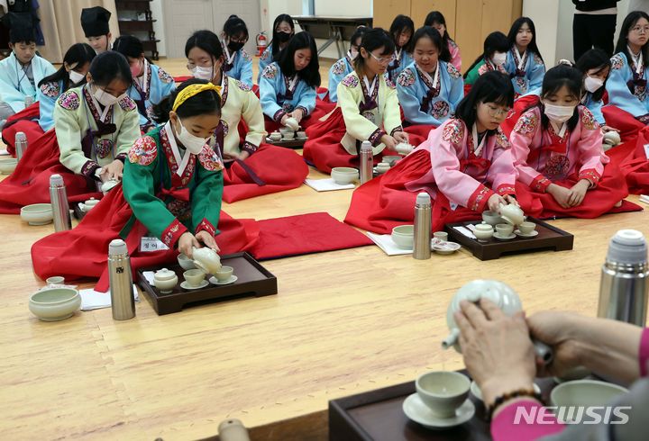 [부산=뉴시스] 하경민 기자 = 8일 오전 부산 동래구 충렬사 안락서원 교육회관에서 열린 '초등학생 겨울방학 전통문화 체험교실'에 참가한 초등생들이 한복을 곱게 차려입고 다도 예절을 배우고 있다. 초등학생 40여 명이 참가한 이번 체험교실에서는 다도 및 서당 체험과 민요 배우기, 민속놀이 체험 등을 오는 12일까지 진행한다. 2024.01.08. yulnetphoto@newsis.com