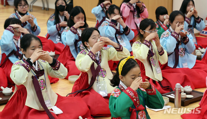 [부산=뉴시스] 하경민 기자 = 8일 오전 부산 동래구 충렬사 안락서원 교육회관에서 열린 '초등학생 겨울방학 전통문화 체험교실'에 참가한 초등생들이 한복을 곱게 차려입고 다도 예절을 배우고 있다. 초등학생 40여 명이 참가한 이번 체험교실에서는 다도 및 서당 체험과 민요 배우기, 민속놀이 체험 등을 오는 12일까지 진행한다. 2024.01.08. yulnetphoto@newsis.com