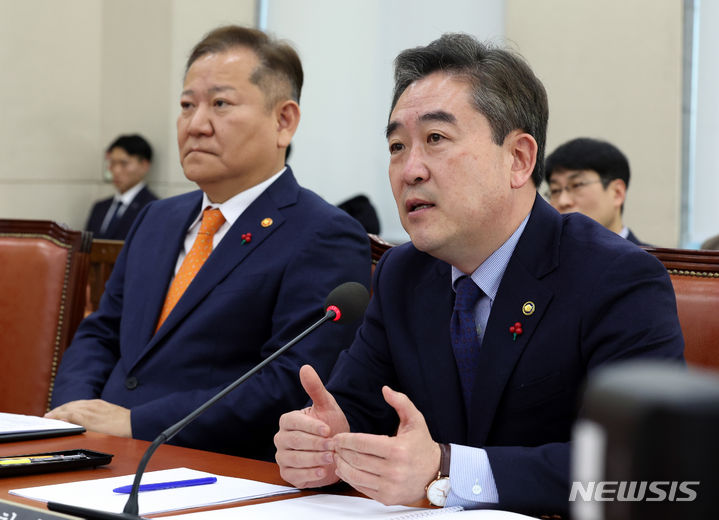 [서울=뉴시스] 이영환 기자 = 윤희근 경찰청장이 8일 오전 서울 여의도 국회에서 열린 행정안전위원회 전체회의에서 이재명 더불어민주당 대표 피습 관련 의원들의 현안 질의에 답하고 있다. 왼쪽은 이상민 행정안전부 장관. 2024.01.08. 20hwan@newsis.com