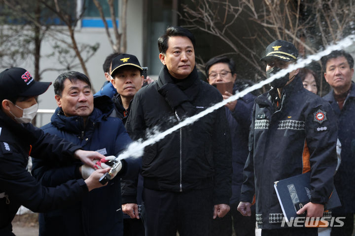 [서울=뉴시스] 조성우 기자 = 오세훈 서울시장이 8일 오전 서울 노원구의 한 아파트에서 진행된 공동주택 안전관리실태 현장점검에서 옥내소화전 방수압력 시험을 지켜보고 있다. 2024.01.08. xconfind@newsis.com