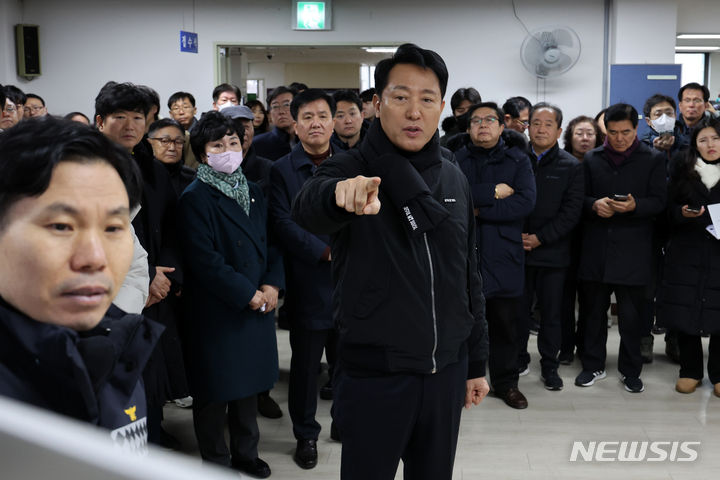 [서울=뉴시스] 조성우 기자 = 오세훈 서울시장이 8일 오전 서울 노원구의 한 아파트에서 진행된 공동주택 안전관리실태 현장점검에서 안전대책 브리핑을 청취하고 있다. 2024.01.08. xconfind@newsis.com