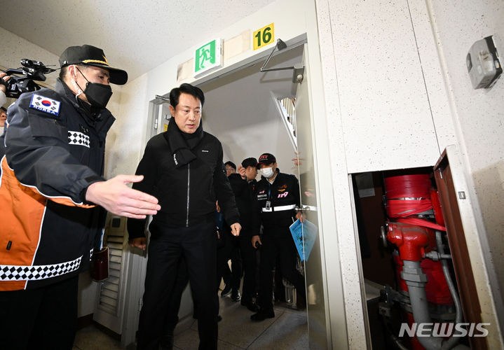 [서울=뉴시스] 조성우 기자 = 오세훈 서울시장이 8일 오전 서울 노원구 한 아파트에서 진행된 공동주택 안전관리실태 현장 점검에서 소방시설을 둘러보고 있다. (공동취재) 2024.01.08. photo@newsis.com