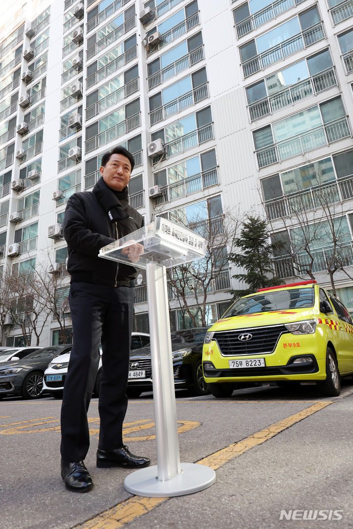 [서울=뉴시스] 조성우 기자 = 오세훈 서울시장이 8일 오전 서울 노원구의 한 아파트에서 진행된 공동주택 안전관리실태 현장점검을 마친 뒤 안전메시지를 발표하고 있다. 2024.01.08. xconfind@newsis.com