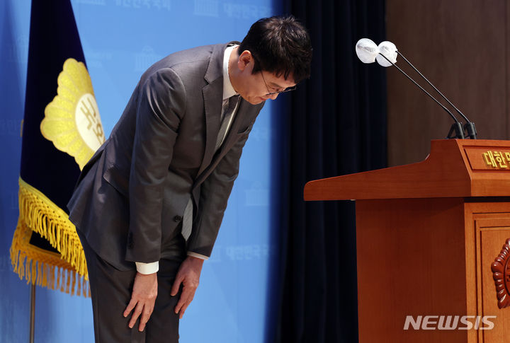 [서울=뉴시스] 이영환 기자 = 김웅 국민의힘 의원이 8일 오후 서울 여의도 국회 소통관에서 22대 총선 불출마 선언 기자회견을 마치고 인사를 하고 있다. 2024.01.08. 20hwan@newsis.com