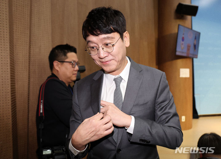 [서울=뉴시스] 이영환 기자 = 김웅 국민의힘 의원이 8일 오후 서울 여의도 국회 소통관에서 22대 총선 불출마 선언 기자회견을 마치고 이동하고 있다. 2024.01.08. 20hwan@newsis.com
