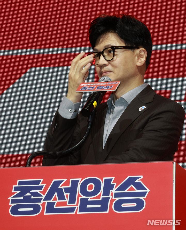 [원주=뉴시스] 고범준 기자 = 한동훈 국민의힘 비상대책위원장이 8일 오후 강원도 원주시 호텔인터불고 원주에서 열린 강원특별자치도당 신년인사회에서 인사말을 하기 전 안경을 만지고 있다. 2024.01.08. bjko@newsis.com