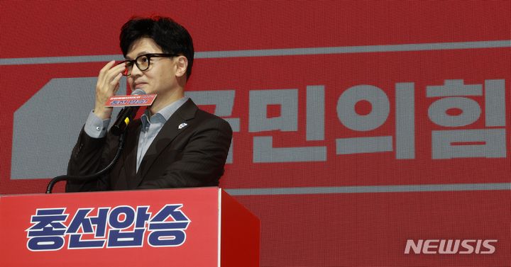 [원주=뉴시스] 고범준 기자 = 한동훈 국민의힘 비상대책위원장이 8일 오후 강원도 원주시 호텔인터불고 원주에서 열린 강원특별자치도당 신년인사회에서 인사말을 하기 전 안경을 만지고 있다. 2024.01.08. bjko@newsis.com