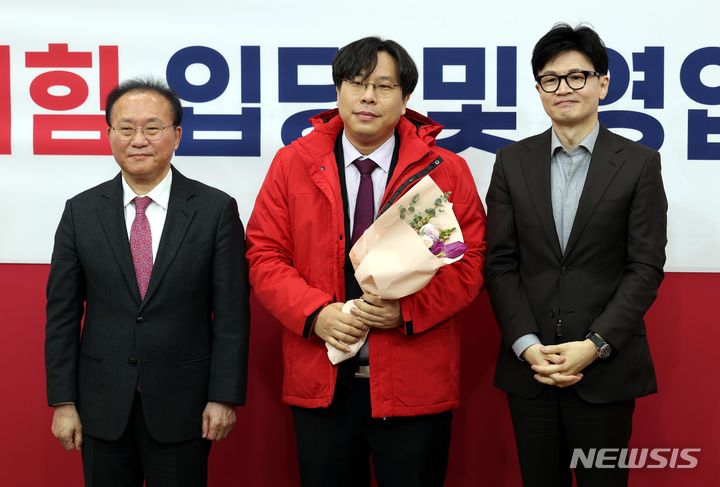 [서울=뉴시스] 조성봉 기자 = 한동훈 국민의힘 비상대책위원장과 윤재옥 원내대표가 지난 8일 오전 서울 여의도 국회에서 열린 인재영입위원회 입당 및 영입환영식에서 박상수 변호사와 기념촬영을 하고 있다. 2024.01.08. suncho21@newsis.com