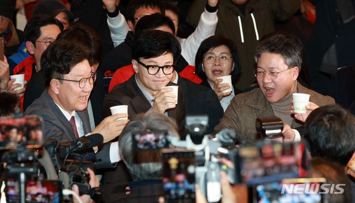 [원주=뉴시스] 고범준 기자 = 한동훈 국민의힘 비상대책위원장 등 참석 의원들이 8일 오후 강원도 원주시 호텔인터불고 원주에서 열린 강원특별자치도당 신년인사회에서 건배하고 있다. 왼쪽부터 권성동 의원, 한동훈 비상대책위원장, 박정하 강원도당위원장. 2024.01.08. bjko@newsis.com