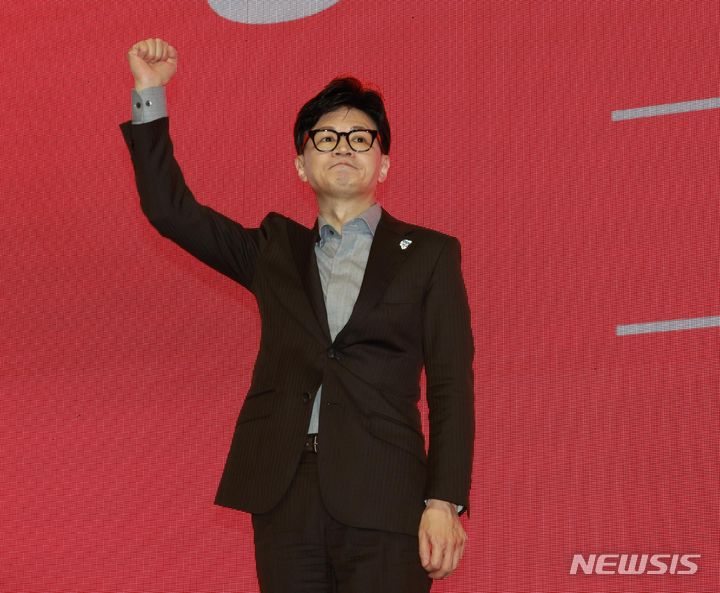 [원주=뉴시스] 고범준 기자 = 한동훈 국민의힘 비상대책위원장이 8일 오후 강원도 원주시 호텔인터불고 원주에서 열린 강원특별자치도당 신년인사회에서 인사말을 마치고 주먹을 쥐고 있다. 2024.01.08. bjko@newsis.com