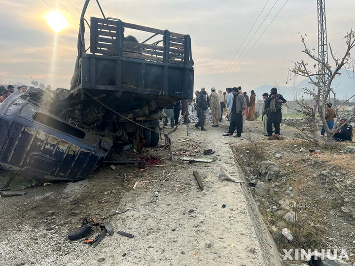 [바자우르=신화/뉴시스] 1월 8일 파키스탄 카이베르파크툰크와주 바자우르의 폭발 현장에 사람들이 모여 있다. 경찰은 소아마비 예방접종 종사자들을 보호하기 위해 파견된 경찰관들의 승합차 인근에서 폭탄이 터져 경찰관 5명이 숨지고 최소 14명이 다쳤으며 이 중 5명은 중상이라고 밝혔다. 2024.01.17. 