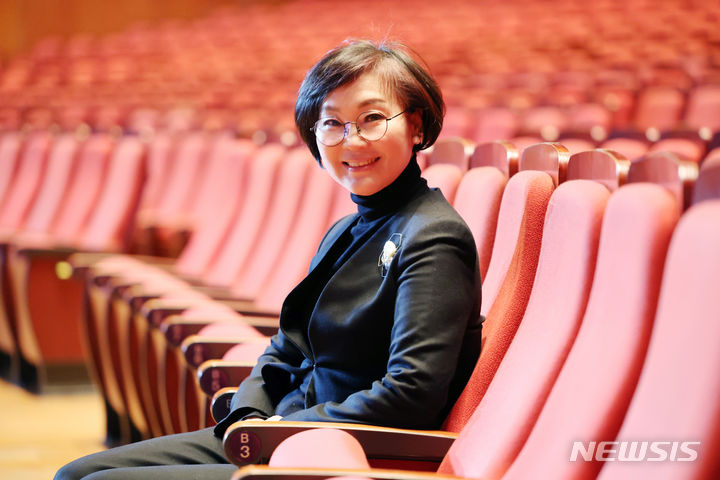 [서울=뉴시스] 박진희 기자 = 정혜진 서울시무용단 단장이 지난 8일 서울 종로구 세종문화회관에서 뉴시스 인터뷰에 앞서 사진촬영을 하고 있다. 2024.01.13. pak7130@newsis.com