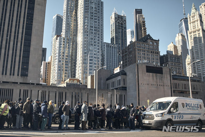 [뉴욕=AP/뉴시스] 경찰이 8일(현지시간) 미국 뉴욕 브루클린 다리에서 이스라엘-팔레스타인 전쟁 휴전을 촉구하는 시위대를 연행하고 있다. 2024.01.09.