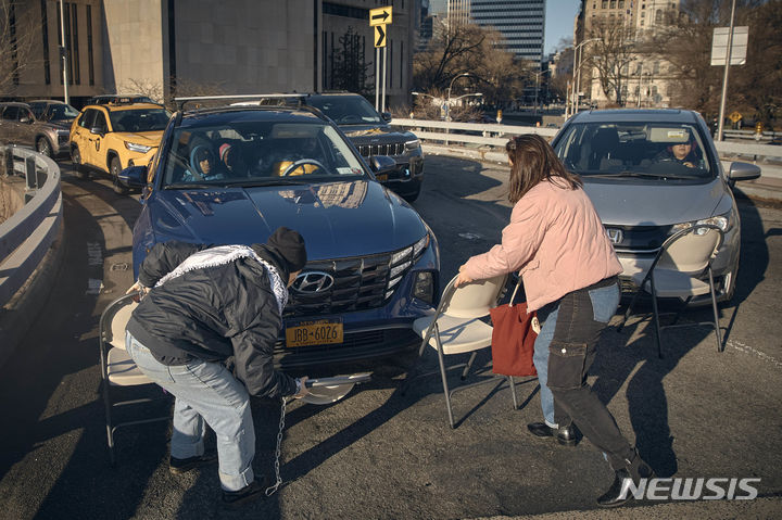 [뉴욕=AP/뉴시스] 친팔레스타인 시위대가 8일(현지시간) 미국 뉴욕 브루클린 다리에서 이스라엘-팔레스타인 전쟁 휴전을 촉구하는 시위를 하고 있다. 2024.01.09.