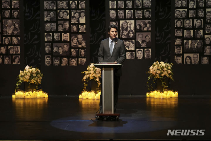 [리치먼드힐=AP/뉴시스]캐나다 정부가 2020년 여객기 오인 격추 사건과 관련해 19일(현지시각) 이란혁명수비대(IRGC)를 테러 단체로 지정했다. 사진은 쥐스탱 트뤼도 캐나다 총리가 지난 1월8일 온타리오 리치먼드힐에서 2020년 여객기 격추 사건 희생자 추모식에 참석한 모습. 2024.06.20.